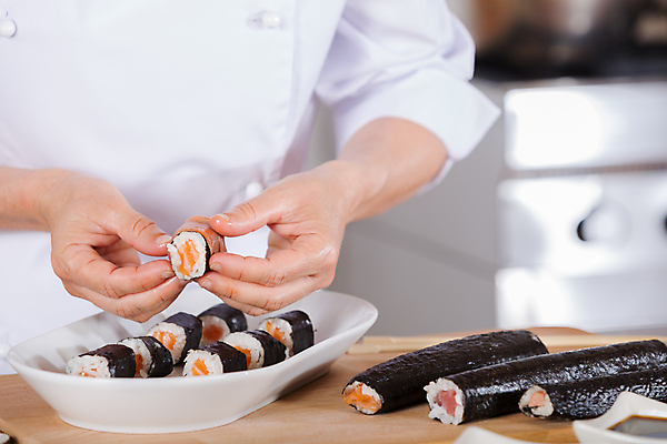 포토 JPG 해외이미지 직업 접시 아시아 음식 백그라운드 유니폼 다이어트 밥 관리 어류 요리 한명 동양인 세트 주방 식당 일본 요리사 검은색 식사 초밥 회 흰색 신선 잡기 작업실 해조류 도쿄 강의 참치 먹기 해산물 준비 날것 롤 연어 해외202004 해외포토 1 식기 옷 나라 컬러 모션 건강 사람 인종 상점 수중동물 해양식물 일본음식 파일형식 이미지허브