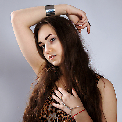 포토 JPG 해외이미지 백인 모델 1 학생 헤어스타일 손 응시 드레스 옷 여자 얼굴 포즈 팔찌 갈색머리 한명 사람 10대 유행 흰색 악단 화려 우아함 가슴 보석 입술 표범 심각 스타일 해외202004 해외포토 서양인 시선 음악 컬러 컨셉 장신구 포유류 청소년 신체부위 광석 파일형식 이미지허브