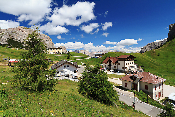 포토 JPG 해외이미지 나무 구름 유럽 도로 길 여행 자연 하늘 산 거리 주택 파노라마 풍경 사람없음 야외 초록색 여름 파란색 마을 맑음 이탈리아 트래킹 그룹 알프스 암초 통과 해외202004 해외포토 자연요소 식물 계절 나라 컬러 교통시설 레저 날씨 촬영기법 건물 생태계 파일형식 이미지허브