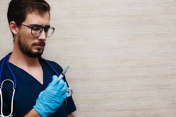 포토 JPG 해외이미지 스튜디오촬영 백인 직업 라이프스타일 응시 남자 행복 중년 유니폼 청진기 청소년 실내 병원 한명 서기 사람 아웃포커스 약 건강관리 의사 잡기 실험복 작업 전문직 흰배경 돌봄 의료성형뷰티 남자한명만 카피스페이스 해외202004 해외포토 서양인 1 시선 옷 감정 백그라운드 의학 의료기기 모션 촬영기법 건강 관리 성인 내부 생활 공백 의료진 흰색 가운 남자만 파일형식 이미지허브