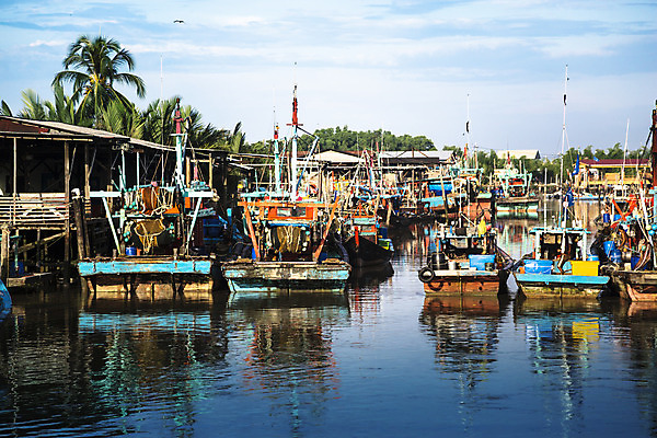포토 JPG 해외이미지 전통 아시아 문화 호수 바다 교통시설 낚시 항해 파노라마 어류 동양인 사람없음 목재 물 강 여행객 마을 항구 고층빌딩 중국 만 보트 역사 폐기물 가난 말레이시아 절정 카피스페이스 해외202004 해외포토 자연요소 나무 나라 교통 컨셉 배_교통 재료 레저 촬영기법 사람 인종 빌딩 수중동물 공백 쓰레기 시설 파일형식 이미지허브