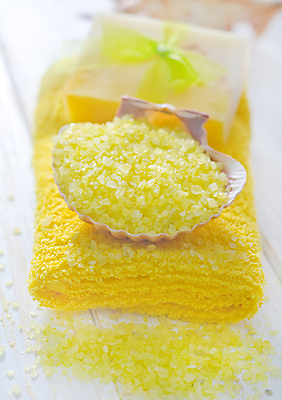 포토 JPG 해외이미지 리본 사람없음 아웃포커스 수건 노란색 스파 조개껍데기 아로마 스파용품 비누 아로마테라피 입욕소금 해외202004 해외포토 컬러 조개 촬영기법 위생용품 미용용품 오브젝트 소금 테라피 파일형식 이미지허브