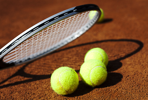 포토 JPG 해외이미지 주간 그림자 사람없음 야외 테니스 테니스라켓 테니스용품 테니스장 테니스공 땅바닥 해외202004 해외포토 자연요소 스포츠용품 공 스포츠시설 바닥 구기 라켓 파일형식 이미지허브