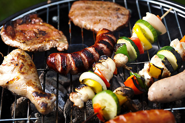 포토 JPG 해외이미지 주간 육류 요리 사람없음 야외 파티 정원 꼬치 그릴 바비큐 굽기 닭다리 그릴구이 소시지구이 해외202004 해외포토 자연요소 음식 식재료 주방용품 이벤트 소시지 구이 파일형식 이미지허브