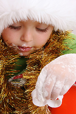 포토 JPG 해외이미지 모양 크리스마스장식 크리스마스 한명 소년 빨간색 초록색 주방 흰색 황금 굽기 집중 준비 밀가루 성분 솜털 걸음마 심각 해외202004 해외포토 1 기념일 남자 어린이 컬러 컨셉 모션 사람 가루 구이 파일형식 이미지허브