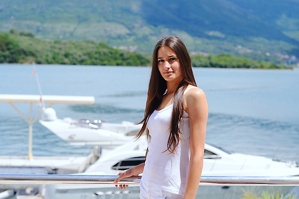 포토 JPG 해외이미지 주간 여자 여유 바다 요트 휴가 한명 상반신 성인 야외 옆모습 여름휴가 바캉스 잡기 성인여자한명만 해외202004 해외포토 자연요소 1 감정 뷰포인트 배_교통 모션 사람 여자한명만 성인여자만 파일형식 여름_계절 이미지허브