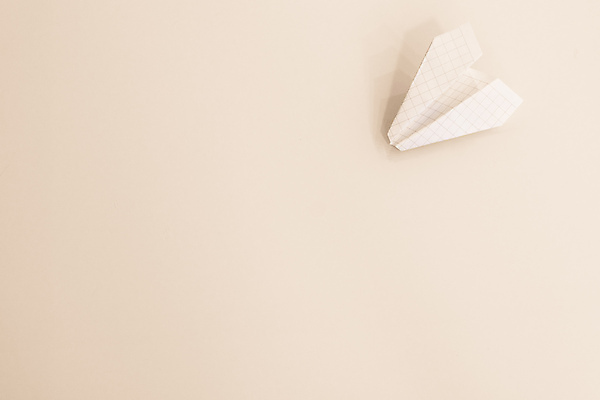 포토 JPG 해외이미지 종이 실내 사람없음 한개 종이비행기 흰배경 모눈종이 카피스페이스 해외202004 해외포토 1 백그라운드 내부 공백 흰색 종이접기 파일형식 이미지허브