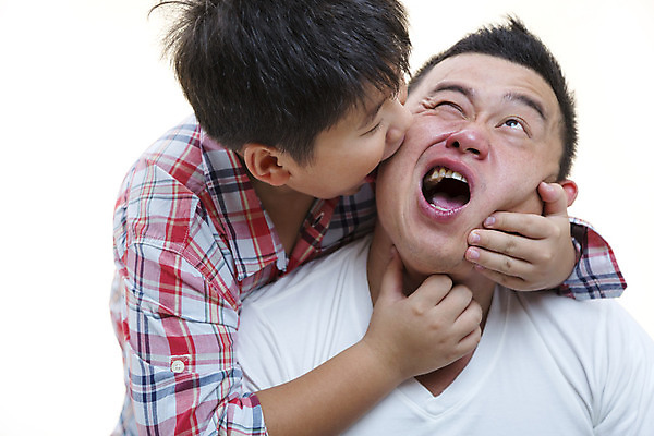 포토 JPG 해외이미지 라이프스타일 남자 행복 아들 어린이 2 장난 놀이 한국 함께함 사랑 미소 웃음 사람 두명 일본 기쁨 육아 흰색 자녀 잡기 세대 토막 고립 해외202004 해외포토 감정 아시아 컬러 컨셉 가족 모션 표정 생활 파일형식 이미지허브