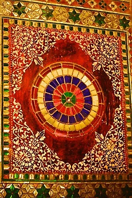 포토 JPG 해외이미지 전통 아시아 문화 태국 미술 사람없음 장식 빨간색 갈색 거울 골동품 기둥 업무 황금 고급 심볼 대나무 묘사 강렬 옛날 핸드메이드 해외202004 해외포토 나무 건축 나라 컬러 컨셉 문화예술 작업 파일형식 이미지허브