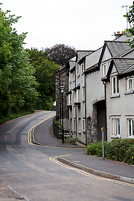 포토 JPG 해외이미지 나무 라이프스타일 유럽 도로 길 여행 건축양식 하늘 벽돌 잉글랜드 거리 주택 사람없음 건물 울타리 평화 골동품 시골 도시 성 역사 재산 옛날 해외202004 해외포토 식물 건축물 건축 나라 컨셉 교통시설 영국 생활 금융 담장 파일형식 이미지허브