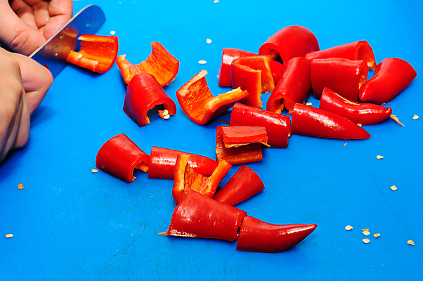 포토 JPG 해외이미지 백인 손 음식 조각 채소 탁자 파프리카 도마 실내 건강 요리 사람없음 빨간색 파란색 주방 식사 신선 칼 닫기 자르기 준비 조리대 날카로움 후추 건강식 점심식사 채식주의자 해외202004 해외포토 서양인 컬러 가구 모션 주방용품 내부 신체부위 향신료 채식 파일형식 이미지허브