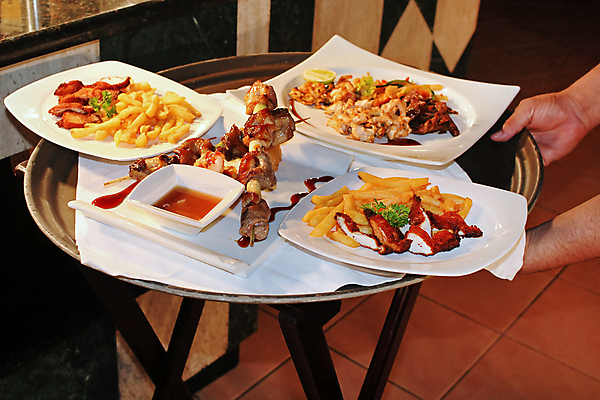 포토 JPG 해외이미지 직업 접시 손 음식 다이어트 부분 탁자 서브 쟁반 건강 육류 요리 서기 인종 이벤트 사람없음 파티 주방 식당 요리사 식사 저녁식사 카페 튀김 축하 신선 잡기 업무 작업 뜨거움 우아함 맛 강의 굽기 먹기 웨이터 서비스 준비 질서 점심식사 서버 해외202004 해외포토 식기 가구 컨셉 식재료 모션 사람 신체부위 상점 예절 구이 파일형식 이미지허브