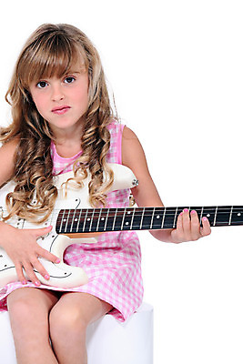 포토 JPG 해외이미지 드레스 딸 행복 유럽 어린이 음악 분홍색 노래 학교 놀이 창조 미술 한명 금발 카메라 기쁨 도구 달콤 연극 멜로디 실행 해외202004 해외포토 1 헤어스타일 옷 교육 감정 나라 컬러 가족 문화예술 사람 전자제품 맛 파일형식 이미지허브