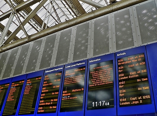 포토 JPG 해외이미지 여행 교통시설 영국 사람없음 파란색 시간 역 출장 단상 통근 스코틀랜드 해외202004 해외포토 유럽 컬러 교통 비즈니스 시설 출근 파일형식 이미지허브