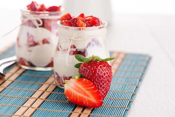 포토 JPG 해외이미지 딸기 단면 유리병 디저트 실내 사람없음 흰배경 요거트 나무발 해외202004 해외포토 음식 백그라운드 과일 병_용기 유제품 내부 흰색 파일형식 이미지허브