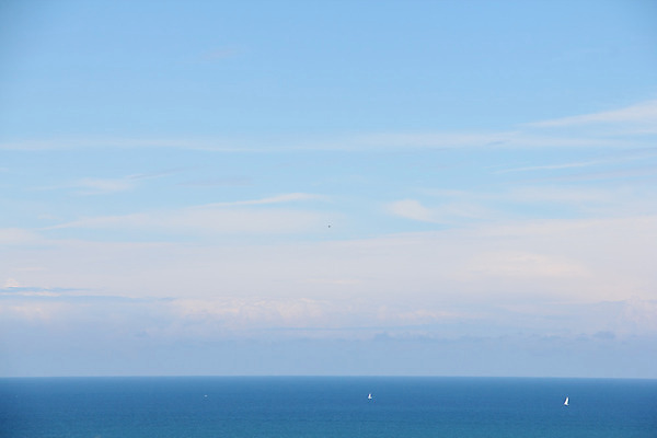 포토 JPG 해외이미지 구름 바다 백그라운드 요트 자연 하늘 항해 사람없음 물 여름 파란색 빛 환경 흰색 보트 작음 함선 장면 수평선 해외202004 해외포토 자연요소 계절 컬러 배_교통 크기 생태계 파일형식 이미지허브