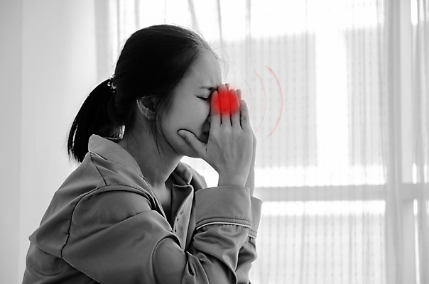 포토 JPG 해외이미지 라이프스타일 손 여자 얼굴 창문 아침 휴식 스트레스 주택 실내 건강 한명 앉기 햇빛 일출 스트레칭 방 고통 흰색 잠 뜨거움 결과 척추 두통 팔 발목 알레르기 복근 불면증 편두통 해외202004 해외포토 주간 1 감정 컬러 컨셉 모션 발 근육 뼈 사람 내부 건물 생활 신체부위 운동 태양 노을 질병 파일형식 이미지허브