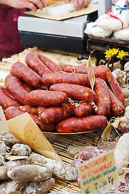 포토 JPG 해외이미지 전통 음식 고추 육류 사람없음 세로 이탈리아 시골 뜨거움 소시지 닫기 맛 매움 후추 살라미 해외202004 해외포토 유럽 컨셉 채소 식재료 모션 가공식품 향신료 파일형식 이미지허브