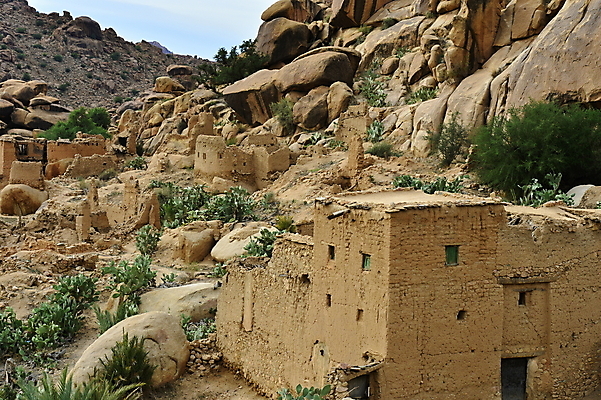 포토 JPG 해외이미지 모래 여행 아프리카 자연 산 건조 따뜻함 손바닥 풍경 경사 사람없음 야외 세로 골짜기 계곡 하이킹 사막 바위 뜨거움 정상 큼 언덕 산등성이 먼지 모로코 사하라 깊이 아랍어 오아시스 절정 지도책 해외202004 해외포토 손 나라 레저 책 돌_바위 크기 생태계 파일형식 이미지허브