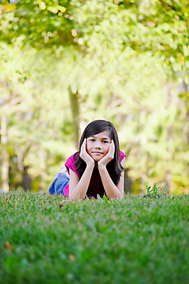 포토 JPG 해외이미지 1 웰빙 행복 어린이 태국 건강 한명 동양인 잔디 야외 여름 맑음 가을 날씬함 심각 혼자 혼혈 해외202004 해외포토 식물 계절 감정 아시아 컨셉 날씨 사람 인종 몸매 다문화 파일형식 이미지허브