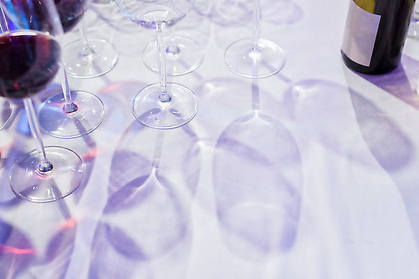 포토 JPG 해외이미지 와인잔 유리 탁자 포도 주류 그림자 사람없음 빨간색 와인 식탁보 축하 알코올 액체 우아함 슛 양조장 목차 해외202004 해외포토 음료 컬러 가구 컨셉 술잔 과일 재질 파일형식 이미지허브