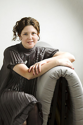 포토 JPG 해외이미지 드레스 여자 생각 한명 앉기 성인 소파 기쁨 꿈 만족 배려 팬던트 해외202004 해외포토 1 옷 감정 의자 모션 사람 파일형식 이미지허브