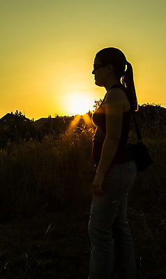 포토 JPG 해외이미지 라이프스타일 여자 행복 실루엣 얼굴 밭 오렌지 하늘 휴가 한명 사람 풍경 성인 야외 옆모습 여름 선글라스 태양 노란색 일출 일몰 새벽 기쁨 탐험 가을 저녁 단절 해외202004 해외포토 자연요소 1 계절 감정 안경 뷰포인트 컬러 농업 과일 촬영기법 생활 신체부위 노을 야간 파일형식 이미지허브
