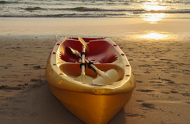포토 JPG 해외이미지 라이프스타일 커플 실루엣 모래 스포츠 바다 섬 여행 백그라운드 태국 자연 하늘 휴가 휴식 사람 풍경 사람없음 야외 물 여름 파란색 컬러풀 태양 맑음 일몰 흰색 보트 휴양지 카누 카약 파라다이스 해외202004 해외포토 자연요소 계절 아시아 컬러 컨셉 배_교통 관계 날씨 촬영기법 생활 노을 장소 수상스포츠 생태계 파일형식 이미지허브