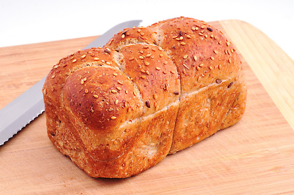 포토 JPG 해외이미지 음식 실내 건강 사람없음 목재 갈색 노란색 식사 껍질 신선 칼 아침식사 널 밀 굽기 먹기 상쾌 덩어리 번 해외202004 해외포토 나무 감정 빵 컬러 재료 모션 곡류 내부 구이 파일형식 이미지허브