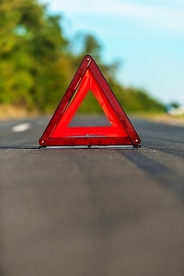 포토 JPG 해외이미지 주간 도로 사람없음 야외 아웃포커스 삼각형 위험 비상등 해외202004 해외포토 자연요소 도형 길 컨셉 교통시설 촬영기법 파일형식 이미지허브