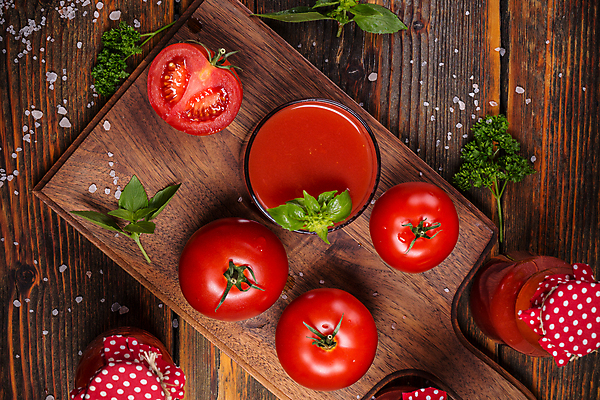 포토 JPG 해외이미지 잎 토마토 단면 잔 실내 사람없음 하이앵글 소금 나무도마 음료수병 토마토주스 파슬리장식 나무배경 해외202004 해외포토 식물 식기 뷰포인트 백그라운드 채소 도마 내부 목재 장식 야채주스 병_담는 파일형식 이미지허브