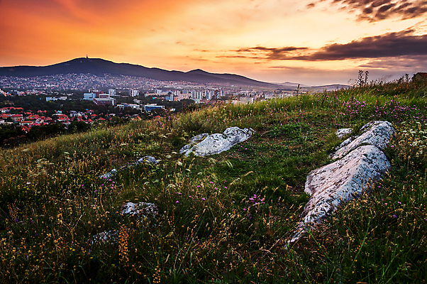 포토 JPG 해외이미지 식물 구름 꽃 유럽 오렌지 건축양식 자연 하늘 아침 산 주택 풍경 사람없음 야외 건물 빨간색 초록색 마을 일출 침묵 일몰 새벽 바위 도시 도심 저녁 언덕 타운 스카이라인 교외 슬로바키아 주거지 전경 해외202004 해외포토 주간 자연요소 건축물 건축 나라 컬러 과일 노을 소리 돌_바위 야간 생태계 파일형식 탑뷰 이미지허브