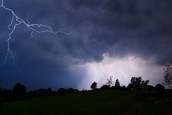 포토 JPG 해외이미지 나무 구름 실루엣 하늘 바람 날씨 사람없음 파란색 빛 어둠 야간 번개 폴란드 뇌우 폭풍우 해외202004 해외포토 자연요소 식물 유럽 컬러 촬영기법 비_날씨 자연재해 파일형식 이미지허브