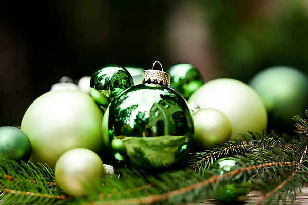 포토 JPG 해외이미지 크리스마스장식 크리스마스 실내 사람없음 아웃포커스 초록색 장식볼 오브젝트 오너먼트 해외202004 해외포토 기념일 컬러 촬영기법 내부 장식 파일형식 이미지허브