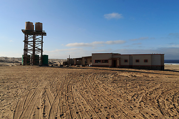 포토 JPG 해외이미지 구름 모래 여행 아프리카 하늘 골격 사람없음 물 캠핑 캠핑장 탱크 대서양 나미비아 해외202004 해외포토 자연요소 나라 바다 레저 남아프리카 파일형식 이미지허브