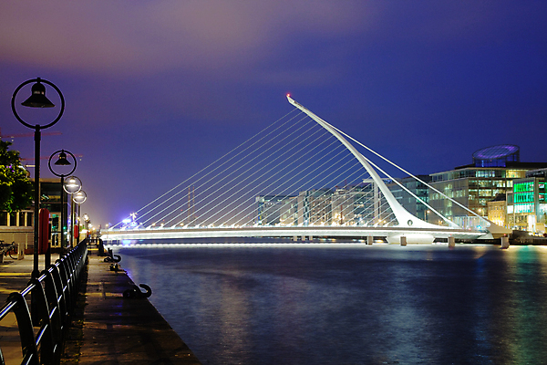 포토 JPG 해외이미지 전등 매달리기 사람없음 물 강 반사 황혼 일몰 새벽 야간 아일랜드 더블린 빛망울 해외202004 해외포토 자연요소 유럽 모션 조명 빛 노을 파일형식 이미지허브