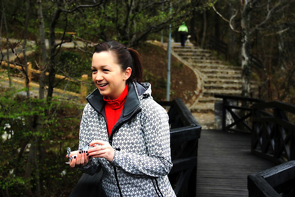 포토 JPG 해외이미지 모델 1 라이프스타일 공원 여자 행복 감정 얼굴 스포츠 백그라운드 자연 휴식 갈색머리 건강 한명 미소 사람 성인 야외 초록색 여름 유행 봄 흰색 신선 숲 나침반 방향 내추럴 해외202004 해외포토 헤어스타일 계절 공공시설 컬러 컨셉 표정 생활 신체부위 생태계 파일형식 이미지허브