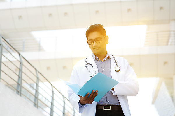 포토 JPG 해외이미지 1 남자 백그라운드 유니폼 건축양식 청진기 노동자 건강 병원 실험 한명 사람 동양인 인종 정장 성인 야외 건물 사무실 약 의사 코트 체험 자신감 복도 실험실 인도인 직원 파일 폴더 돌봄 파키스탄 의료성형뷰티 해외202004 해외포토 외국인 직업 건축물 옷 건축 감정 아시아 컨셉 비즈니스 의학 의료기기 모션 외투 의료진 파일형식 이미지허브