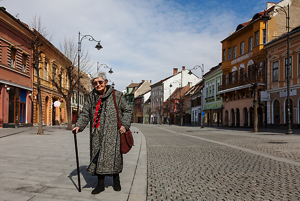 포토 JPG 해외이미지 1 옷 여자 노년 할머니 겨울 거리 한명 사람 유행 걷기 추위 도시 막대기 고독 장애인 정사각형 타운 장애 옛날 조부모 혼자 뜨개옷 해외202004 해외포토 도형 계절 감정 가족 모션 성인 파일형식 이미지허브