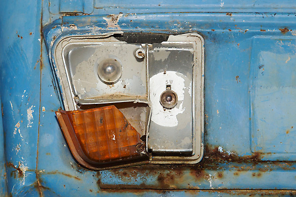 포토 JPG 해외이미지 교통시설 자동차 사람없음 야외 가로 파란색 금속 사진촬영 프랑스 버리기 묘사 깨짐 옛날 해외202004 해외포토 유럽 육상교통 컬러 교통 컨셉 모션 재질 촬영 시설 파일형식 이미지허브