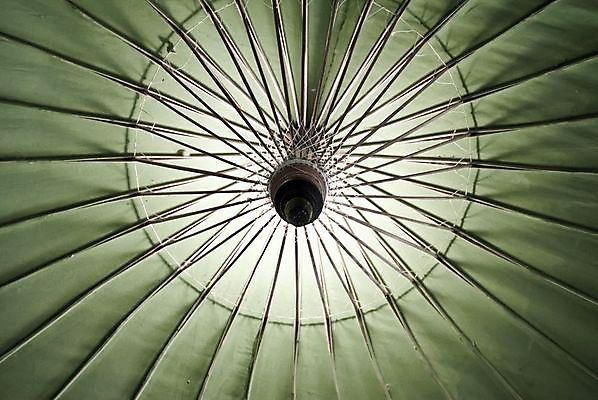 포토 JPG 해외이미지 전통 여행 백그라운드 오렌지 우산 태국 날씨 종류 손잡이 그림자 안전 사람없음 목재 물 여름 파란색 컬러풀 햇빛 태양 노란색 우주 침묵 젖음 흰색 직물 오픈 보호 아래 오브젝트 사인 양산 기념품 가림막 대칭 스펙트럼 철강 스타일 해외202004 해외포토 자연요소 나무 계절 아시아 컬러 컨셉 과일 재료 소리 방향 위치 파일형식 이미지허브