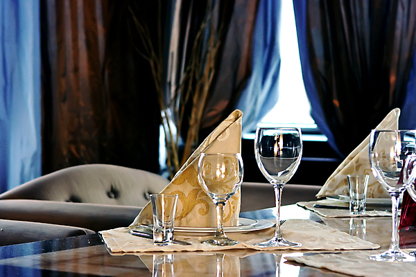 포토 JPG 해외이미지 와인잔 의자 창문 유리 탁자 사람없음 컵 가로 반사 식당 저녁식사 방 마시기 커튼 서비스 냅킨 점심식사 VIP 해외202004 해외포토 식기 가구 술잔 모션 재질 상점 식사 파일형식 이미지허브