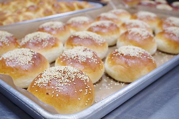 포토 JPG 해외이미지 음식 다이어트 쟁반 건강 씨앗 사람없음 갈색 계란 빵집 껍질 햄버거 흰색 신선 원형 오븐 맛 은색 밀 굽기 먹기 속도 롤 깨 베이글 번 알루미늄 페스츄리 해외202004 해외포토 도형 식물 빵 컬러 컨셉 식재료 모션 곡류 패스트푸드 상점 알 가전제품 조미료 구이 파일형식 이미지허브