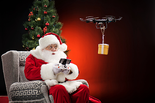 포토 JPG 해외이미지 전통 계절 행복 크리스마스 겨울 산타모자 휴가 새해 선물 한명 가로 선물상자 산타클로스 축제 인사 마법 드론 크리스마스이브 클라우스 해외202004 해외포토 모자_잡화 1 기념일 감정 사람 상자 예절 파일형식 이미지허브