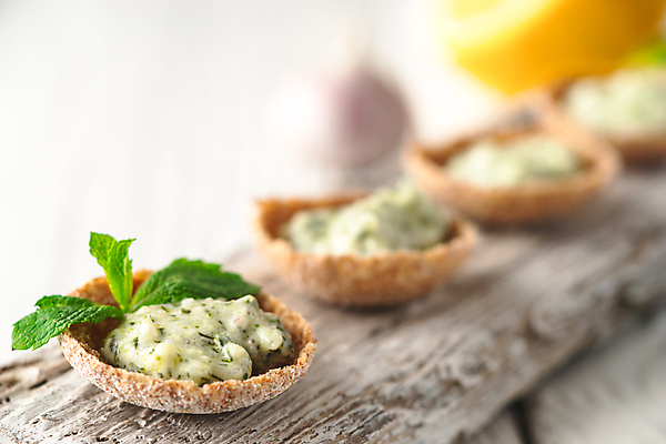 포토 JPG 해외이미지 전통 식기 접시 음식 빵 바다 백그라운드 탁자 요리 씨앗 사람없음 목재 가로 초록색 갈색 노란색 흰색 소프트포커스 낟알 지중해 먹기 레몬 민트 허브 준비 그리스인 블러 옛날 스타일 해외202004 해외포토 서양인 나무 식물 컬러 가구 과일 재료 모션 촬영기법 파일형식 이미지허브