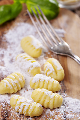 포토 JPG 해외이미지 전통 음식 백그라운드 포크 잎 재료 치즈 감자 파스타 건강 요리 사람없음 목재 저녁식사 어둠 이탈리아 흰색 시골 신선 닫기 널 은색 지중해 국수 질감 날것 반죽 만들기 밀가루 바질 생식 핸드메이드 해외202004 해외포토 나무 식물 식기 유럽 바다 컬러 채소 모션 유제품 서양음식 식사 면류 가루 파일형식 이미지허브