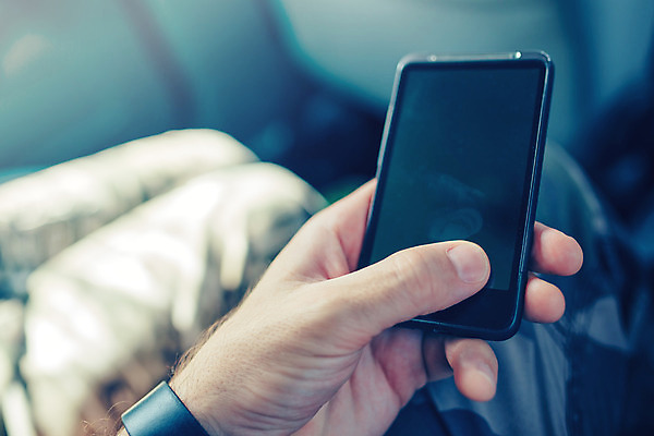 포토 JPG 해외이미지 응시 남자 아들 어린이 인터넷 놀이 모바일 관리 사람없음 전자제품 스마트폰 핸드폰 부모 게임 아빠 지루함 전화기 중독 비디오게임 중독자 해외202004 해외포토 시선 감정 가족 사람 스마트기기 파일형식 이미지허브