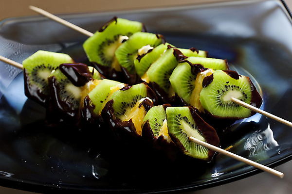 포토 JPG 해외이미지 접시 음식 오렌지 과일 디저트 실내 키위 사람없음 인테리어 초콜릿 식사 꼬치 닫기 달콤 칼로리 영양분 정물화 채식주의자 해로움 해외202004 해외포토 식기 디자인 컨셉 모션 내부 맛 그림 채식 파일형식 이미지허브