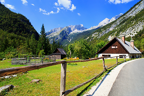 포토 JPG 해외이미지 주간 도로 산 주택 풍경 사람없음 야외 울타리 맑음 해외202004 해외포토 자연요소 길 교통시설 날씨 건물 담장 파일형식 이미지허브