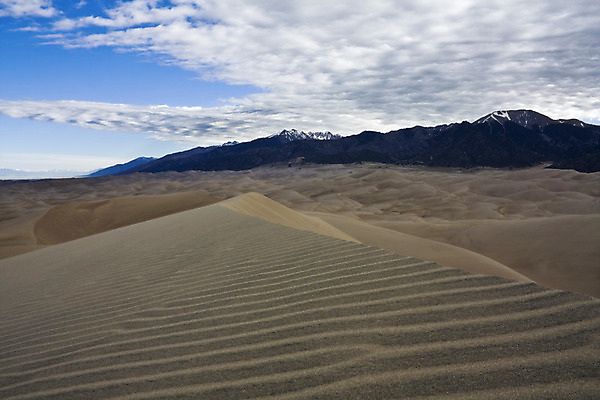 포토 JPG 해외이미지 공원 모래 여행 패턴 자연 휴가 국립공원 한명 풍경 사람없음 야외 걷기 하이킹 사막 인사 모래언덕 사인 랜드마크 지질학 콜로라도 해외202004 해외포토 1 공공시설 교육 무늬 모션 레저 사람 미국 예절 언덕 생태계 파일형식 이미지허브